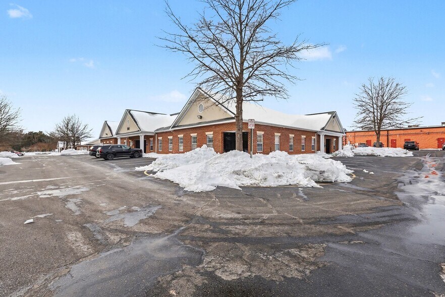 10712 Ballantraye Dr, Fredericksburg, VA à louer - Photo du bâtiment - Image 2 de 9