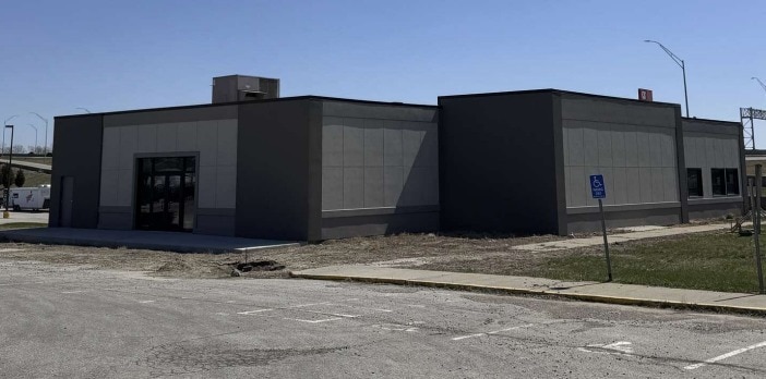 5029 NE 14th St, Des Moines, IA for lease Building Photo- Image 1 of 3