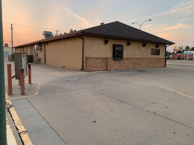 2453 33rd Ave, Columbus, NE à vendre - Photo du bâtiment - Image 2 de 8