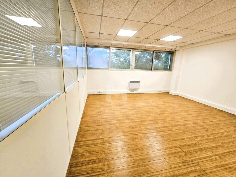 Office in Igny for lease - Interior Photo - Image 3 of 12
