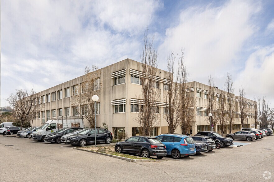 Office in Marseille for lease - Building Photo - Image 2 of 3