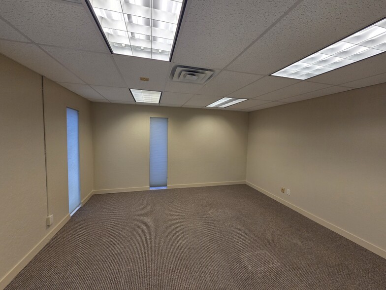 307 W Rhapsody Dr, San Antonio, TX for lease - Building Photo - Image 3 of 11