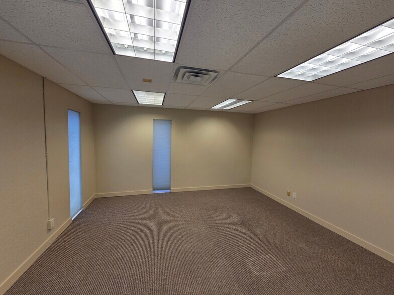307 W Rhapsody Dr, San Antonio, TX à louer - Photo du bâtiment - Image 3 de 11