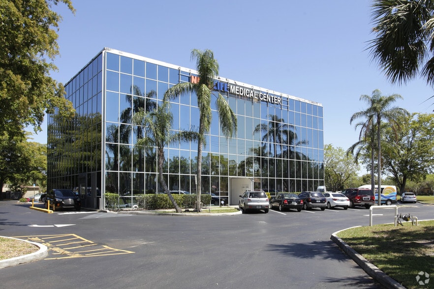 7800 N University Dr, Tamarac, FL à vendre - Photo du bâtiment - Image 2 de 7