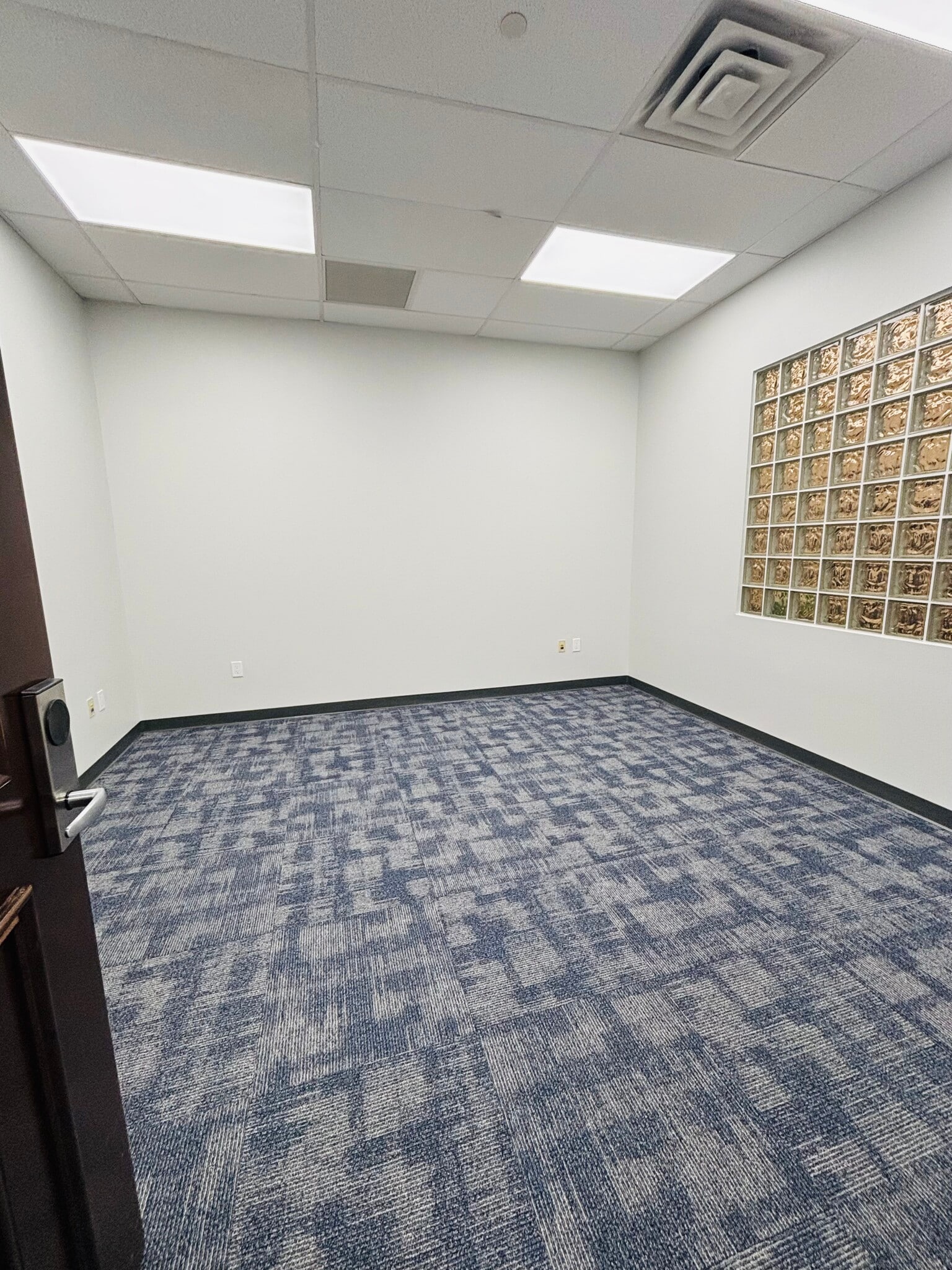 2101 Vista Pkwy, West Palm Beach, FL for lease Interior Photo- Image 1 of 2