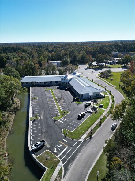 555 Shadowmoss Pkwy, Charleston, SC à louer - Photo du bâtiment - Image 1 de 8