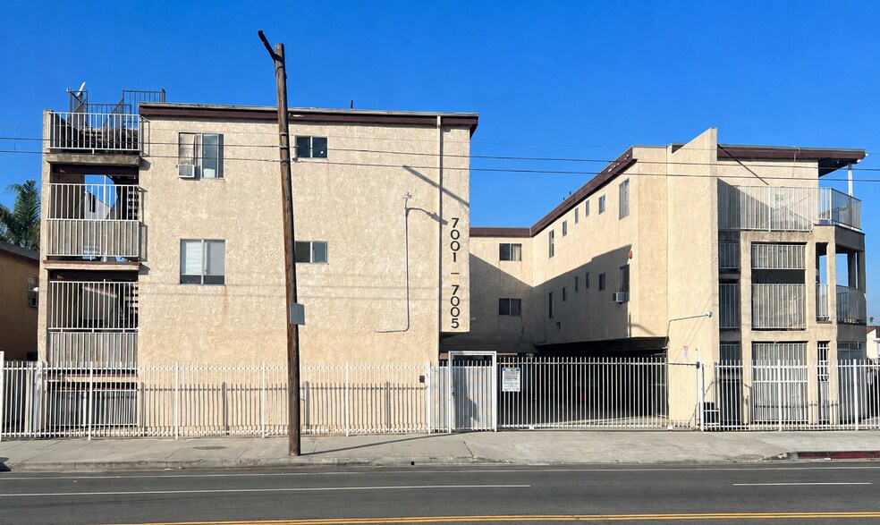 7001-7005 S Main St, Los Angeles, CA à vendre - Photo du bâtiment - Image 1 de 15