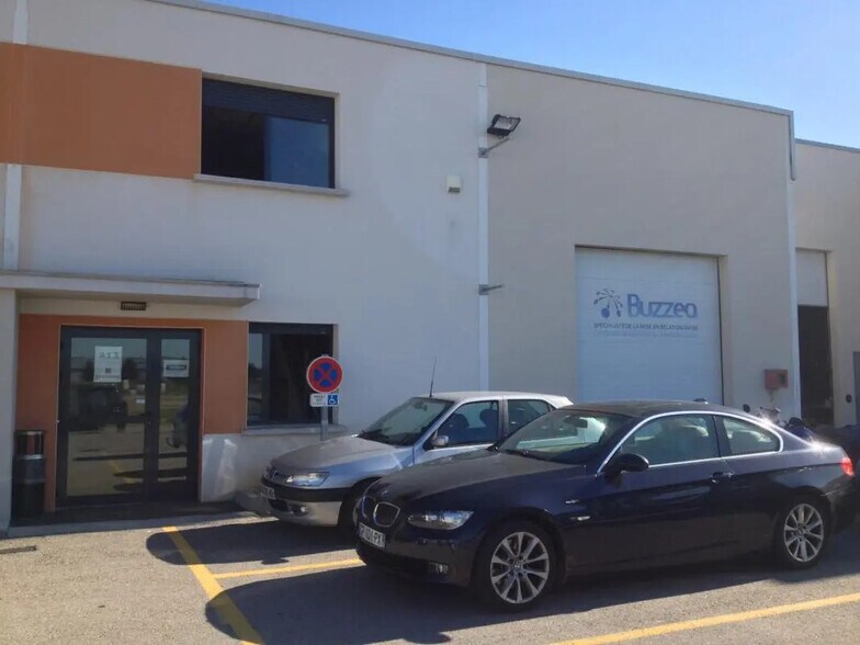 5 Avenue Lionel Terray, Meyzieu à louer - Photo du bâtiment - Image 2 de 4