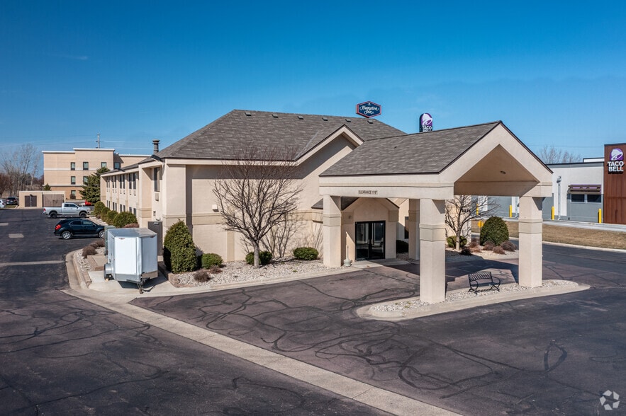 Fairmont, 2 Pack - Quality Inn & Super 8 portfolio of 2 properties for sale on LoopNet.ca - Building Photo - Image 3 of 4