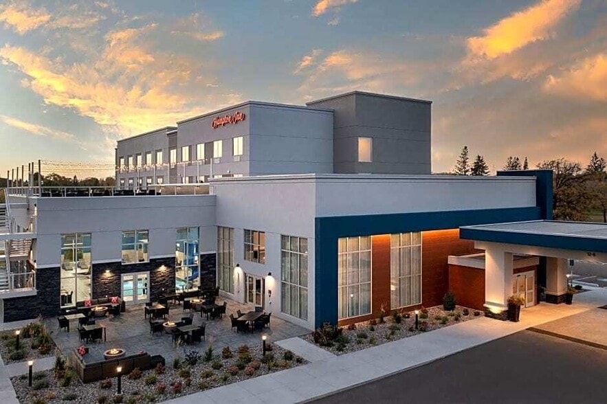 109 N State Ave, Warroad, MN à vendre - Photo du bâtiment - Image 3 de 24