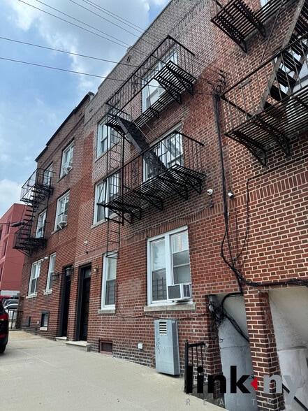 93 E 233rd St, Bronx, NY à vendre - Photo du bâtiment - Image 2 de 16