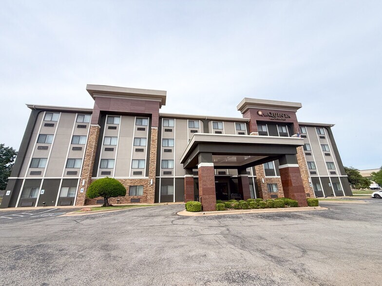 5653 Tinker Diagonal St, Oklahoma City, OK à vendre - Photo du bâtiment - Image 2 de 18