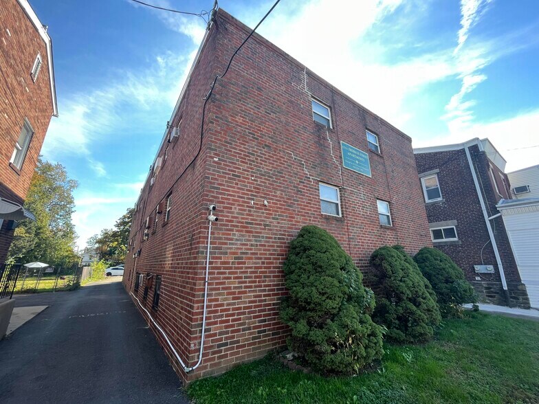 5711 & 5910 Erdrick Street portefeuille de 2 propriétés à vendre sur LoopNet.ca - Photo du bâtiment - Image 1 de 9