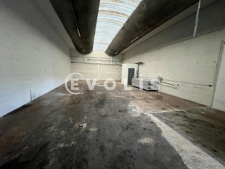 Flex in Saint-Priest for lease - Interior Photo - Image 3 of 7