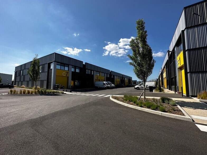 Flex in Poissy for sale - Building Photo - Image 1 of 12