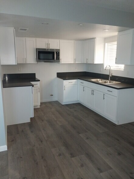 1021 N Leslie St, Visalia, CA à vendre - Photo du bâtiment - Image 3 de 16