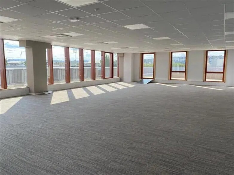 Flex in Lyon for lease - Building Photo - Image 2 of 20