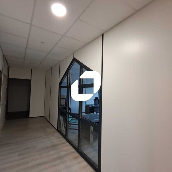 Flex in Montigny-le-Bretonneux for lease - Interior Photo - Image 3 of 15