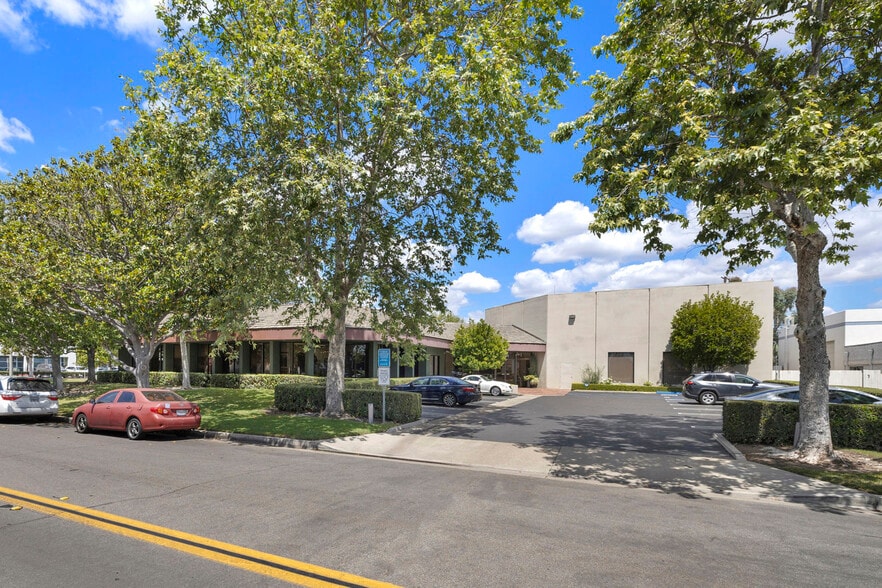 1641 Langley Ave, Irvine, CA à vendre - Photo du bâtiment - Image 2 de 21