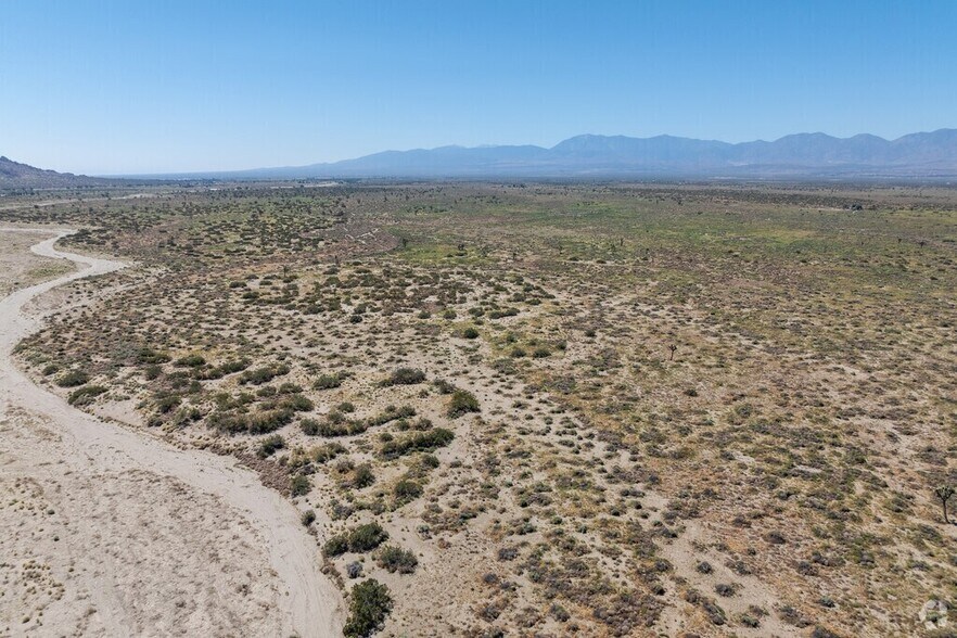 23103 Yucca Circle Rd, Llano, CA à vendre - Photo du bâtiment - Image 2 de 3