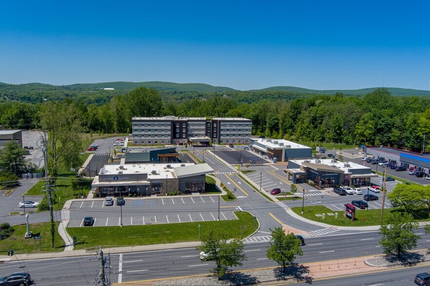 2627 South Rd, Poughkeepsie, NY à louer - Photo du bâtiment - Image 1 de 14