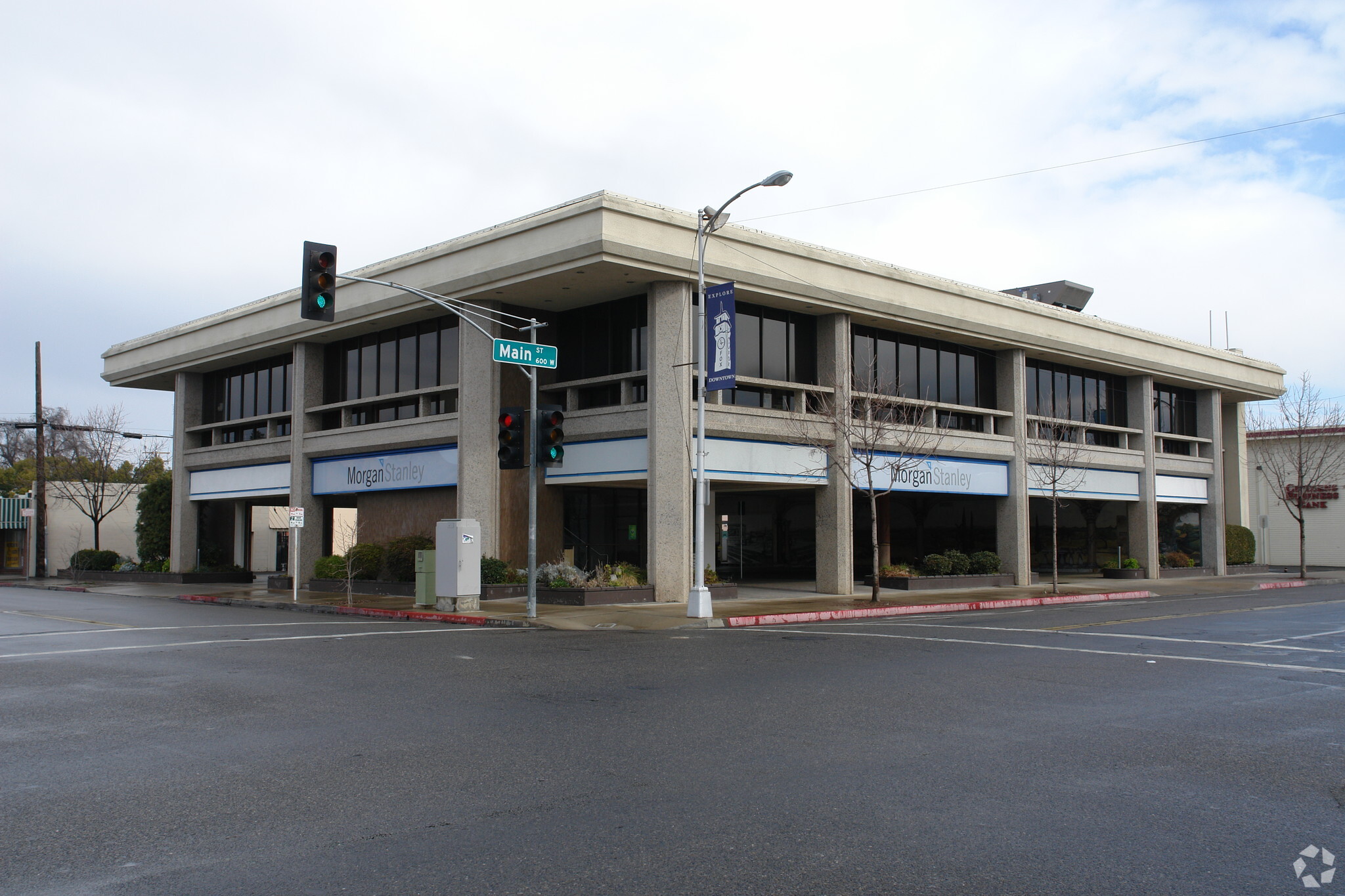 520 W Main St, Visalia, CA à vendre Photo principale- Image 1 de 1