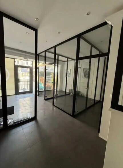 Retail in Paris for sale - Interior Photo - Image 2 of 4