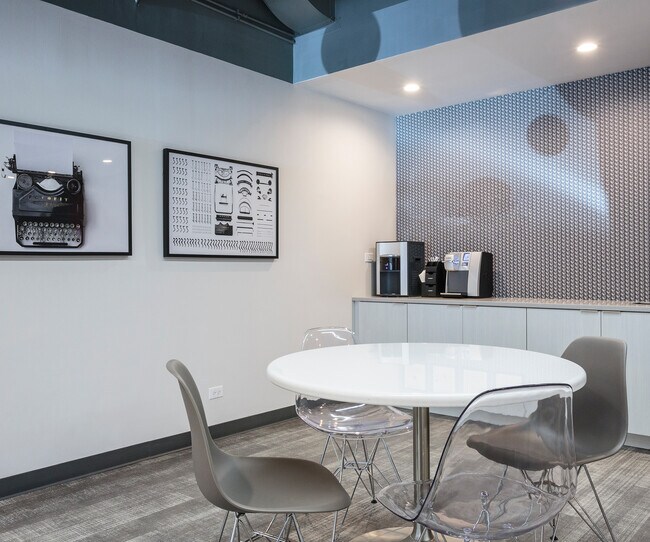 Plus de détails pour 2100 Manchester Rd, Wheaton, IL - Coworking à louer