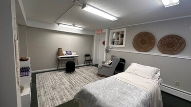 185 W State St, Granby, MA à louer Photo intérieure- Image 1 de 1