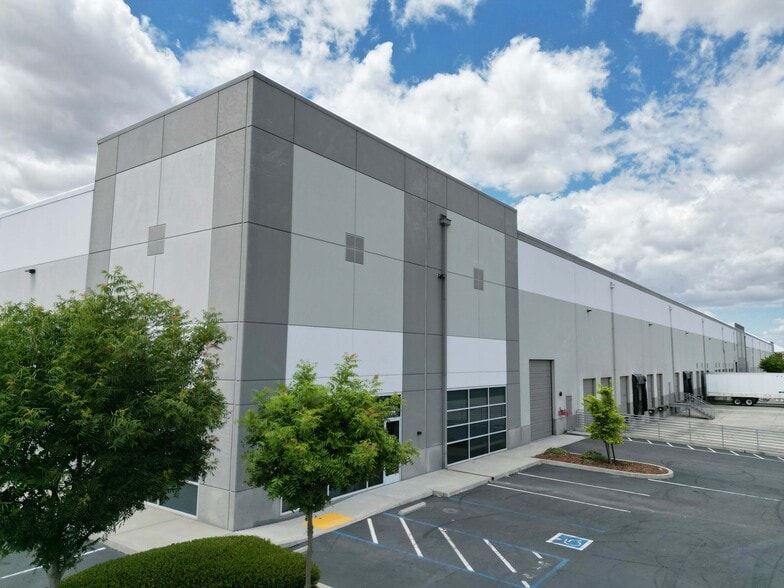 8670 Fruitridge Rd, Sacramento, CA à louer - Photo du bâtiment - Image 3 de 13
