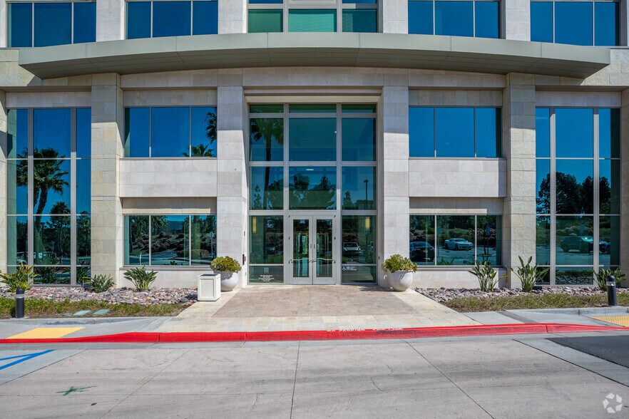 16745 W Bernardo Dr, San Diego, CA à louer - Photo du bâtiment - Image 2 de 8