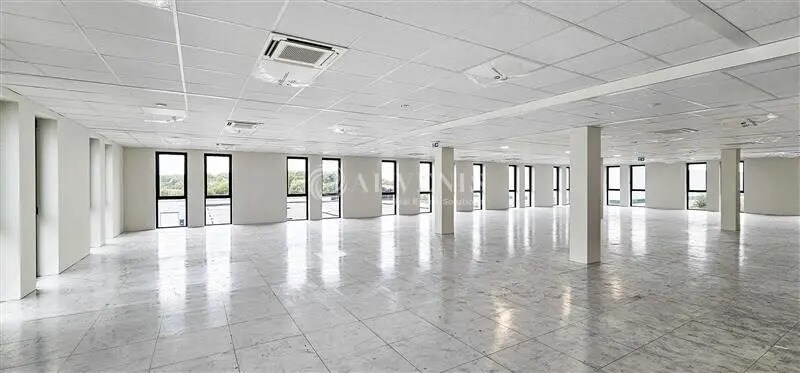 Office in Seclin for lease - Interior Photo - Image 2 of 6