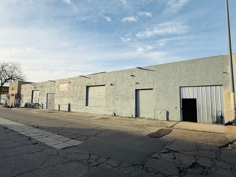 831 E 61st St, Los Angeles, CA for lease - Building Photo - Image 3 of 12