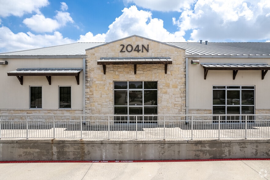 202-204 N Dooley St, Grapevine, TX for lease - Building Photo - Image 3 of 15