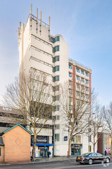 27 Wheatfield Way, Kingston Upon Thames à louer - Photo du bâtiment - Image 3 de 4