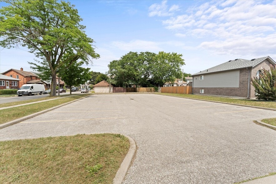 1701 Shepherd, Windsor, ON for lease - Building Photo - Image 2 of 17