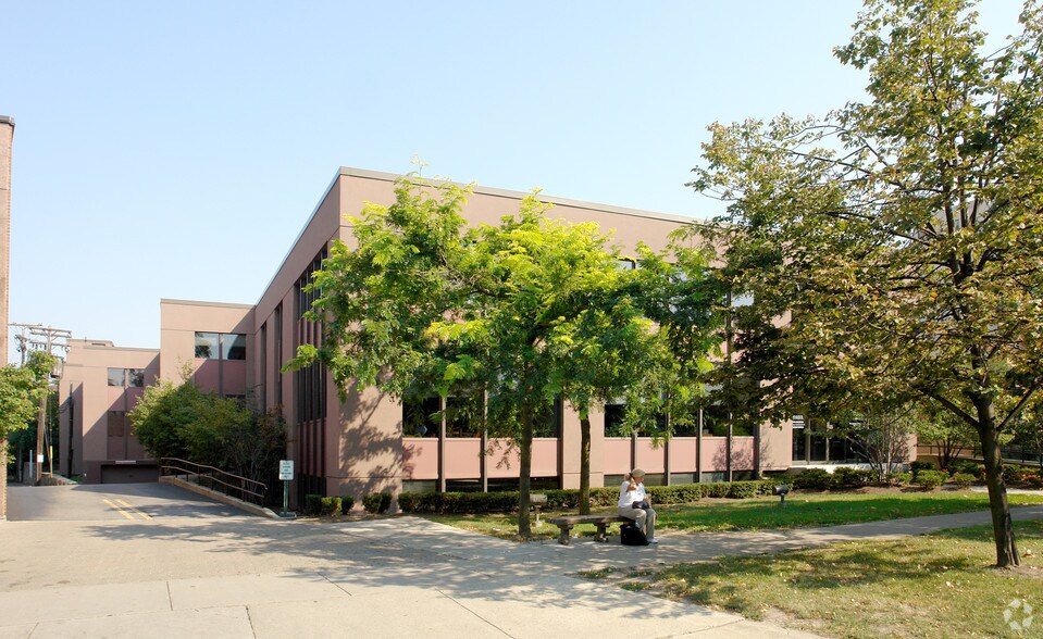 737 Delaware Ave, Buffalo, NY à louer - Photo du bâtiment - Image 2 de 8