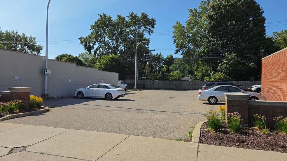 32011 Plymouth Rd, Livonia, MI for lease - Building Photo - Image 3 of 10