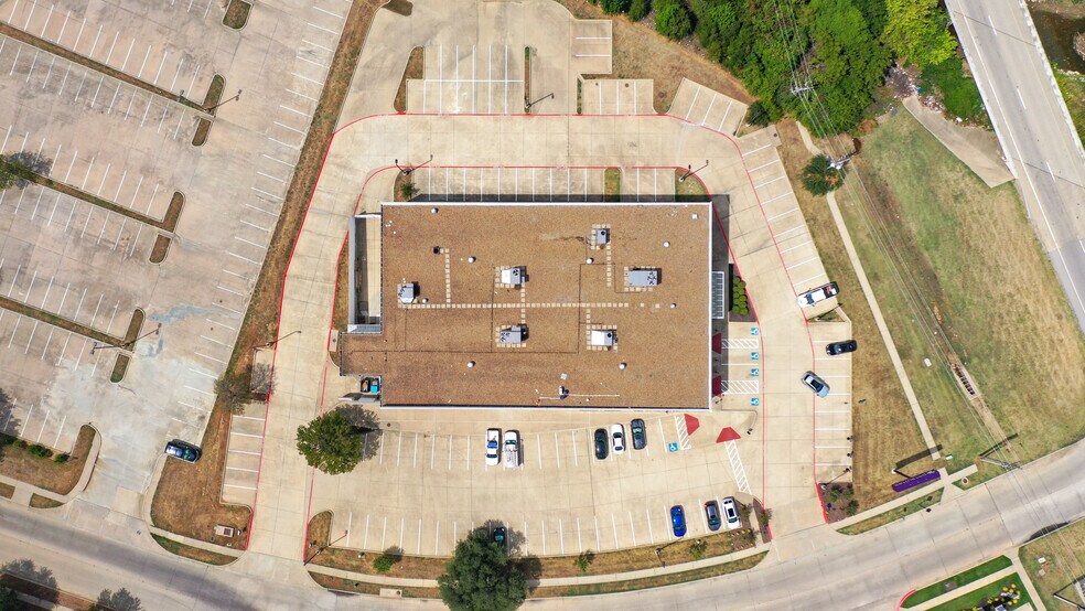 490 Oakbend Dr, Lewisville, TX à vendre - Photo du bâtiment - Image 2 de 7