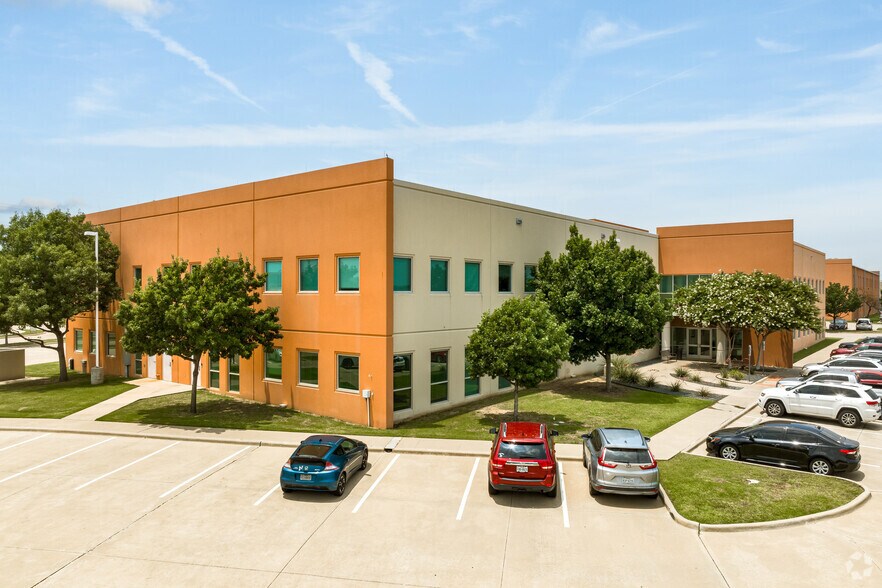 2817 S Mayhill Rd, Denton, TX à louer - Photo du bâtiment - Image 3 de 10