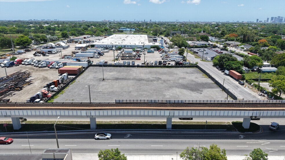 6901 NW 26th Ave, Miami, FL à louer - Photo du bâtiment - Image 3 de 8