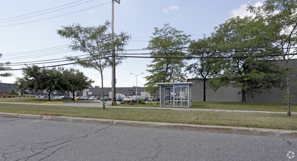 350-390 Rue Mcarthur, Saint-Laurent, QC à louer - Photo du bâtiment - Image 3 de 17