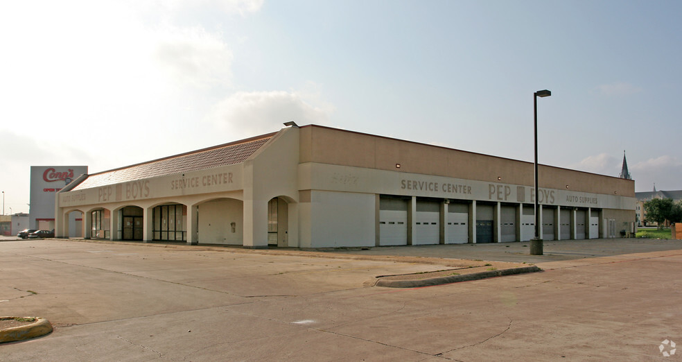 4002-4010 W Commerce St, San Antonio, TX for lease - Building Photo - Image 2 of 8