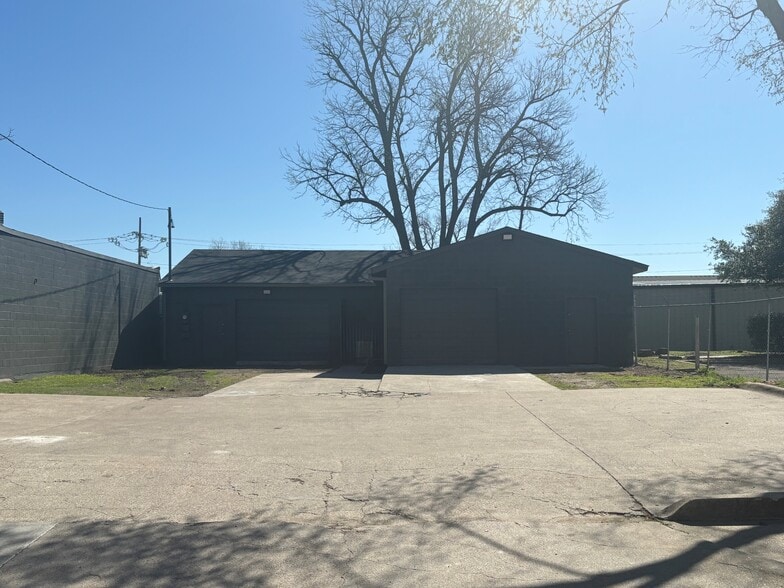 2702 Manor Way, Dallas, TX à louer - Photo du bâtiment - Image 2 de 8