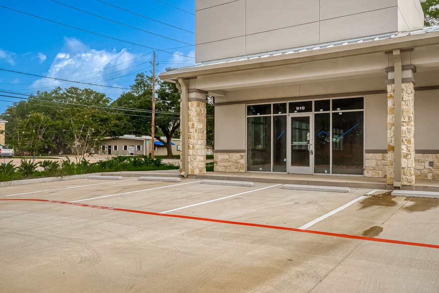 910 East Ave, Katy, TX for lease - Building Photo - Image 3 of 46