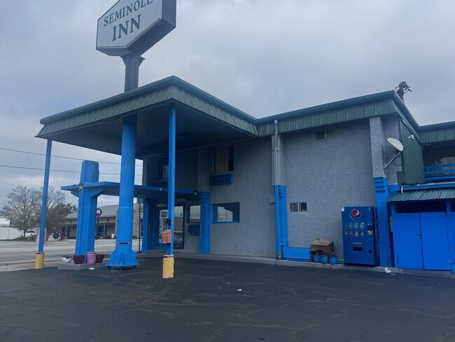 More details for 107 E 3rd St, Donalsonville, GA - Hospitality for Sale