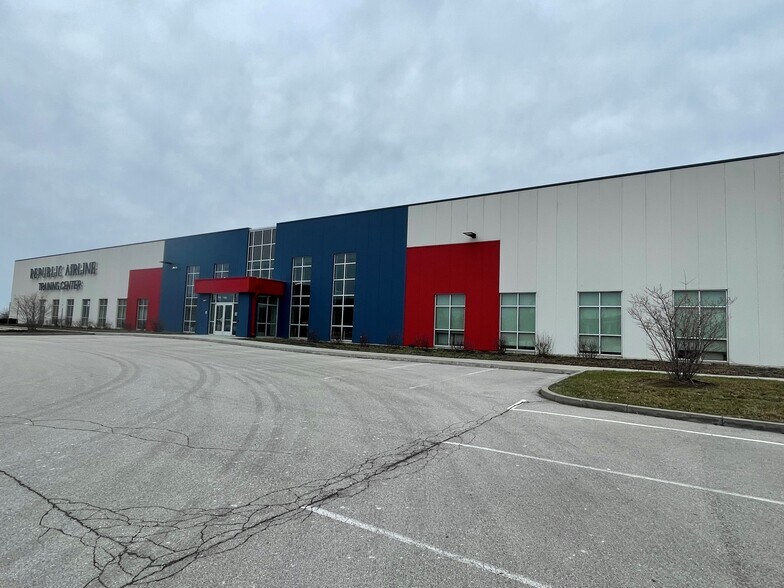 5151 Exploration Dr, Indianapolis, IN à louer - Photo du bâtiment - Image 2 de 7