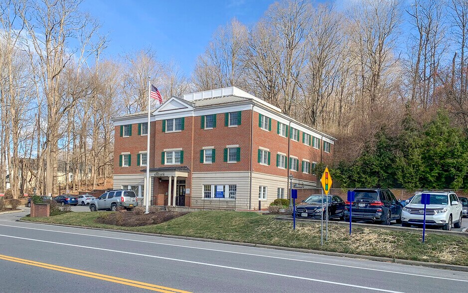 332 Route 100, Somers Township, NY à vendre - Photo du bâtiment - Image 2 de 5