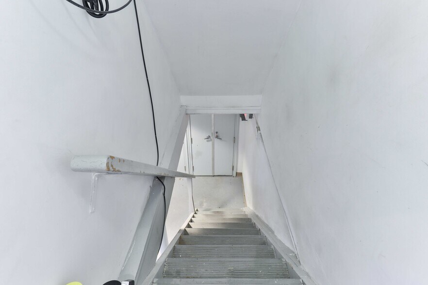 478 Cosburn Ave, Toronto, ON à louer - Photo du bâtiment - Image 2 de 24