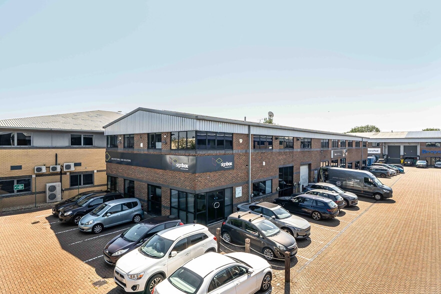 Crabtree Rd, Egham for sale - Building Photo - Image 1 of 9